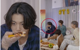 Chỉ có thể là Jungkook (BTS): Các anh lớn mải livestream, "em út vàng" thản nhiên ngồi đánh chén pizza mặc kệ thế giới