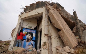 Xúc động bức họa tưởng nhớ Maradona trên nền căn nhà đổ nát giữa vùng chiến sự