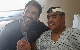 Bạn trai của tình cũ Maradona tiết lộ sốc: Diego phải ở nhà tồi tàn, không có phòng tắm, bị ngã đập đầu mà không ai đưa đi chụp chiếu