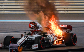 "Người tuyết" Kimi Raikkonen hoảng hồn thoát khỏi xe đua F1 bốc cháy dữ dội