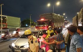 Tai nạn liên hoàn 8 ô tô trên cầu vượt ở Sài Gòn, 2 tài xế mắc kẹt gào thét kêu cứu