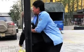 Ngăn khách lên “xe buýt dù”, nam thanh niên bị đánh túi bụi