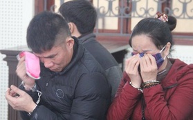 Cặp vợ chồng khóc nghẹn khi gặp đứa con gái nhỏ tại tòa