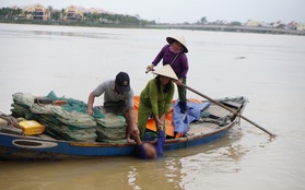 Hội An: Người dân chèo thuyền cứu người phụ nữ tự tử bị dòng nước cuốn trôi