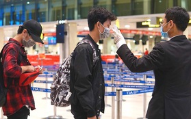 Sân bay Tân Sơn Nhất thắt chặt phòng dịch Covid-19: Khách được đo thân nhiệt, bắt buộc đeo khẩu trang