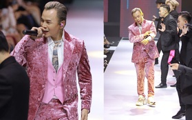 "Bad boy ngọt ngào" chính là Binz: mặc suit đặc chất Millennial Pink, chân đi mỗi bên một mẫu sneaker "hot", rõ là nhắm gặp Châu nên mới bảnh vậy á!