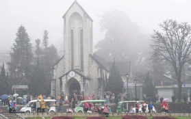 Sa Pa chìm trong sương mù và lạnh giá 3 độ C, khách du lịch ùn ùn đổ về vui chơi trong ngày đầu năm