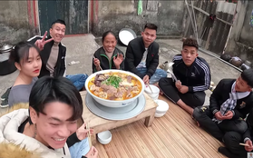 Bà Tân Vlog dùng hẳn ớt bột Hàn Quốc để nấu... bún bò Huế, tưởng sai sai nhưng nhìn kết quả cũng "rất gì và này nọ"