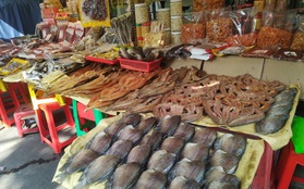 Ghé chợ Campuchia ở Sài Gòn "săn" món lạ ăn Tết: Cầm vài trăm nghìn mua được những gì?