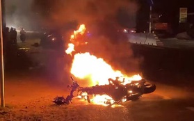 Xe máy bốc cháy, nạn nhân lìa chân sau tai nạn với ô tô trên Quốc lộ 1