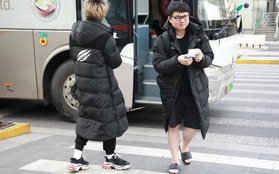 Diện style "quần đùi dép lê" giữa thời tiết âm 6 độ, SofM khiến fan Trung Quốc "sợ tái mặt"