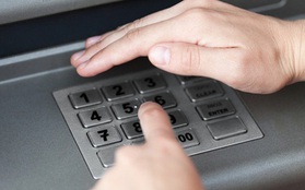 Tại sao bàn phím trên máy ATM luôn được làm bằng kim loại?