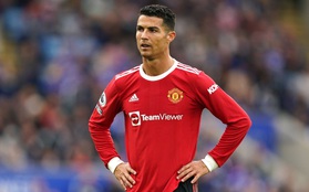 Hàng thủ liên tiếp diễn hài và Ronaldo "tắt điện", MU thua ngược xứng đáng