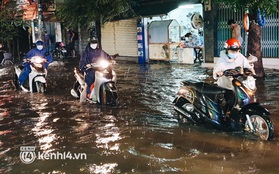 Ảnh: Cuối tuần Sài Gòn mưa tối tăm mù mịt, người dân lội nước dắt xe chết máy trên đường ngập