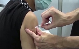 Pháp khuyến cáo tiêm vaccine phòng cúm và COVID-19 cùng lúc