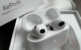 Hình ảnh thực tế của AirPods 3: "Con lai" giữa AirPods Pro và AirPods 2