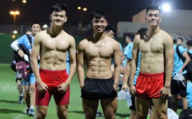 Văn Thanh, Tiến Linh cùng dàn tuyển thủ Việt khoe body 6 múi "siêu phẩm", làm nóng trước trận đấu gặp Trung Quốc?