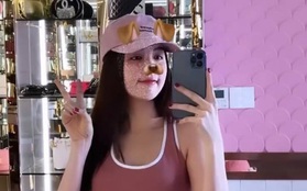 Giữa ồn ào dùng "hàng fake" 200 triệu, Ngọc Trinh vẫn thoải mái selfie trước gương đây này!