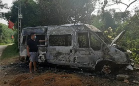 Ô tô 16 chỗ bốc cháy bất thường trong đêm, nghi bị đốt
