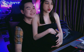 Lên sóng livestream cùng với thành viên mới, gia đình Rambo và "hot girl bánh tráng trộn" khiến fan "xỉu ngang dọc" vì quá đáng yêu!