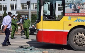 Xe buýt Hà Nội bị ném vỡ kính khi đang chở khách trên đường