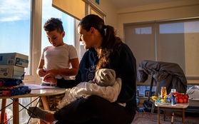 Mẹ đơn thân ở Mỹ chật vật trăm đường: Chi phí sinh hoạt, tiền nuôi con còn thiếu sao dám mơ tới chuyện mua nhà