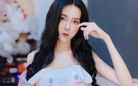 Nữ streamer "đánh úp" fan bằng khoảnh khắc sexy gây tranh cãi, chiếc áo là công cụ gây thắc mắc