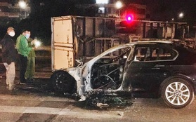 BMW bốc cháy sau cú va chạm kinh hoàng với xe tải ở Hà Nội