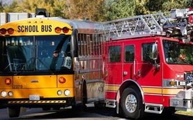 Vì sao xe cứu hỏa màu đỏ còn xe buýt trường học màu vàng, dù đều là xe ưu tiên: Câu hỏi trẻ con khiến 50 doanh nhân "cứng họng", nhưng là mấu chốt thành công trong kinh doanh