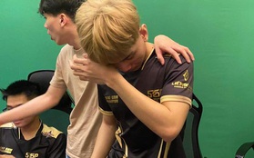 Khoảnh khắc oà khóc đầy cảm xúc của các thành viên Saigon Phantom sau khi lên ngôi vô địch Đấu Trường Danh Vọng mùa Đông 2021