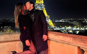 Mặc kệ đau đầu gối, Messi say đắm "khóa môi" vợ giữa trời thu Paris thơ mộng