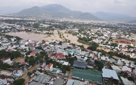 Lũ dâng cao hơn 2m, nhiều khu vực ở Nha Trang chìm trong biển nước
