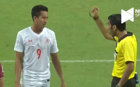 Cầu thủ Myanmar thoát thẻ sau khi đánh thẳng vào mặt hậu vệ tuyển Thái Lan