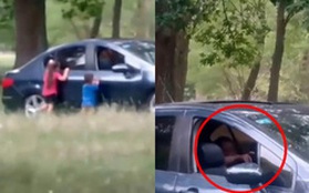 Thấy 2 đứa trẻ gào thét bên ngoài ô tô, người dân tiến đến gần xem rồi sốc với cảnh "gai mắt" của mẹ chúng và bạn trai