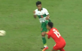 Cầu thủ Indonesia từng “chặt chém” Tuấn Anh lại tung cước như võ sĩ trong trận bán kết AFF Cup gặp Singapore