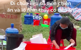 Thấy người phụ nữ ngồi rửa lại hộp đựng cá viên chiên để bán cho khách, cô gái quay clip “bóc phốt” liền bị dân mạng chỉ trích ngược