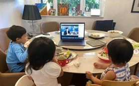 Chụp ảnh các con đang ngồi ăn sáng, ông bố bỗng được khen ngợi hết lời về cách dạy dỗ, hóa ra nhờ 1 chi tiết không ngờ