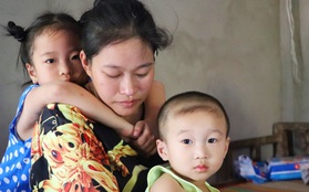 Chồng bỏ, người mẹ trẻ ôm 2 con khờ cầu cứu: "Em chỉ ước con mình được chữa bệnh"