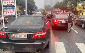 Vụ 2 xe Mercedes trùng biển số tại Hà Nội: Xuất trình đủ giấy tờ vẫn bị giữ dài ngày