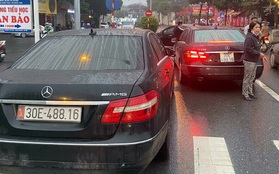 Vụ 2 ô tô Mercedes trùng biển số ở Hà Nội: Công an bàn giao chiếc xe biển thật cho chủ xe