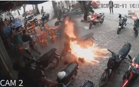 CLIP: Lửa bùng cháy giữa hàng chục xe máy, thanh niên hăng hái cứu nguy bằng hành động dại dột