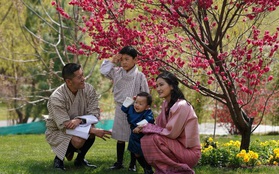 Khoe ảnh gia đình đẹp ngất ngây nhân dịp con trai út tròn 1 tuổi, Hoàng hậu Bhutan lại khiến vạn người mê đắm bởi nhan sắc lên hương