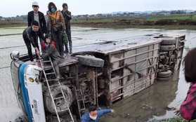 Bắc Giang: Xe chở hàng chục công nhân lao xuống ruộng