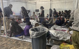 Hé lộ những hình ảnh "sốc" trong khu giữ trẻ em di cư tại biên giới Mỹ-Mexico