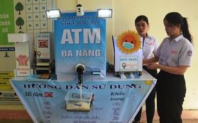 Bộ trưởng Bộ GD&ĐT tặng bằng khen cho 2 HS chế tạo ATM phòng dịch