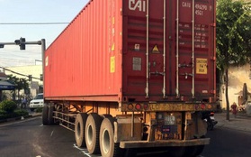 Xe container va chạm xe máy khiến 2 người nguy kịch