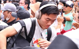 Xuân Trường, Công Phượng vất vả vì bị CĐV vây kín khi đến sân trước trận HAGL gặp Hà Nội FC