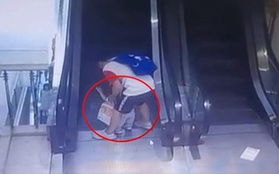Bố mải buộc dây giày, bé trai 1 tuổi ngã sấp mặt vào thang cuốn trung tâm mua sắm, 3 ngón tay bị kẹt đứt lìa