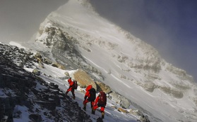 Hai nhà leo núi tử vong trên đỉnh Everest ngay trong ngày đầu tiên mở cửa trở lại