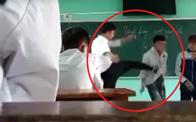 CLIP: Nam giáo viên liên tục đấm đá, lăng mạ nhiều học sinh ngay trên bục giảng